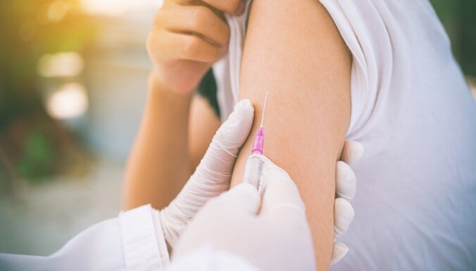Первую дозу вакцины от Covid-19 получили более 178 500 жителей Латвии