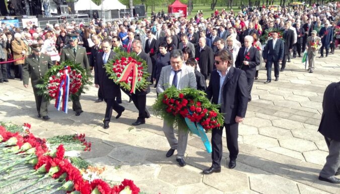 Ушаков и дипломаты возложили цветы к памятнику Освободителям