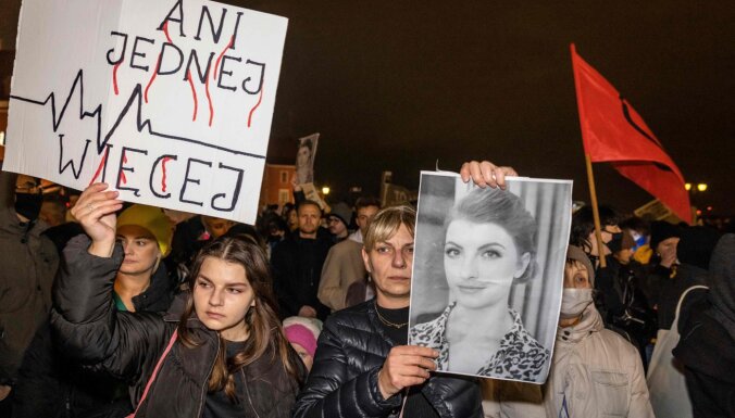 В Польше прошли массовые акции в память о скончавшейся беременной