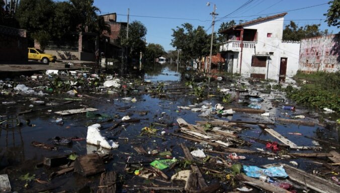 Foto: Plūdu dēļ Argentīnā evakuēti 12 000 cilvēku