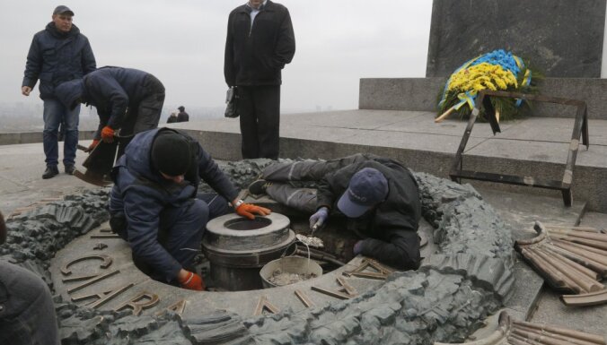 В Киеве неизвестные ночью залили бетоном "Вечный огонь"