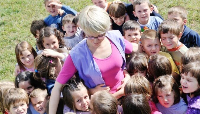 Педагогам дошкольного образования планируют поднять зарплату до 970 евро