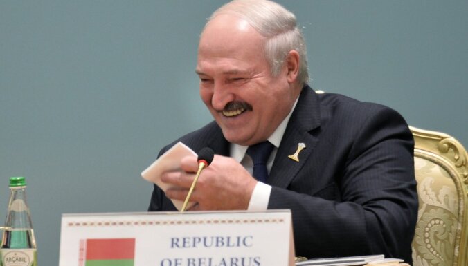 "Очковтирательство и показуха". Лукашенко — о ношении защитных масок в школах