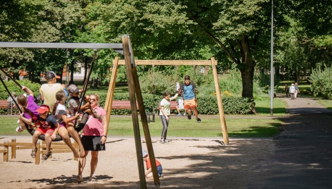 ФОТО: В Латгальском парке открылась новая детская площадка с зоной для спорта