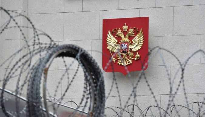 Krievija no Ukrainas evakuē diplomātu ģimenes, raksta NYT