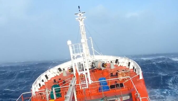 ВИДЕО. Как выглядит корабль, попавший в сильный шторм: снаружи и внутри