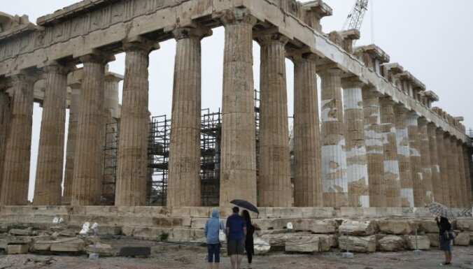 Divi krievu tūristi Grieķijā sagrāvuši Partenona sienu