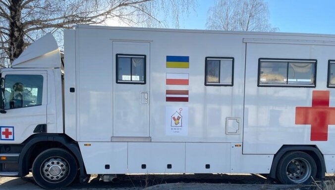 Latvijas 'Mobilais veselības aprūpes centrs' devies sniegt palīdzību Ukrainā