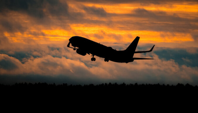 Aviobiļetes visdrīzāk kļūs vēl dārgākas, brīdina aviācijas eksperts