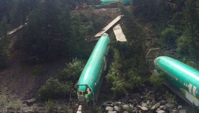 Foto: ASV no sliedēm noskrējis vilciens ar 'Boeing' fizelāžām