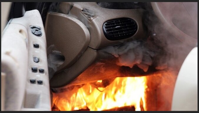 Плохой ремонт и курение: Латвии ежегодно загораются 600 автомобилей
