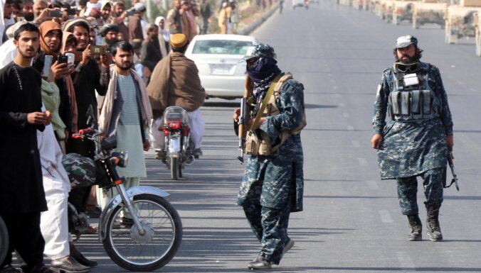 Foto: 'Taliban' Kandahārā sarīko jaunās emirāta armijas parādi