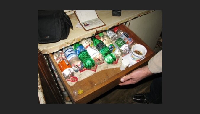 plan victim Integral Dzīvoklī atrod 26 pudeles nelegālā alkohola - DELFI