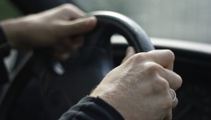 Aiztur kukuļdevēju, kurš kopā ar draudzeni reibumā mācās vadīt auto