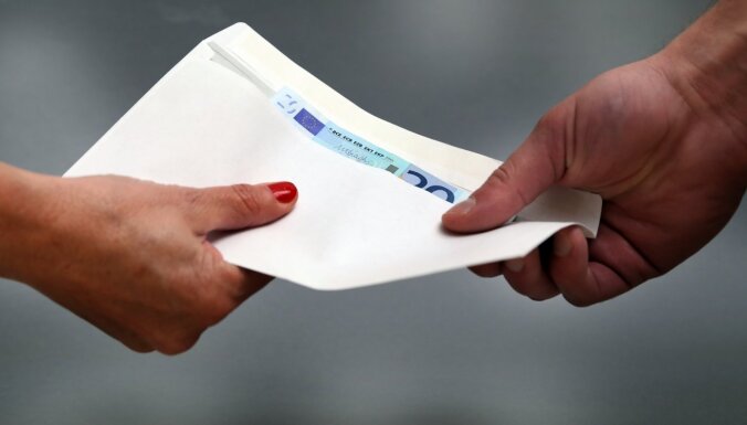 Дело о зарплатах "в конверте": фирма выплатила сотрудникам более 70 000 евро