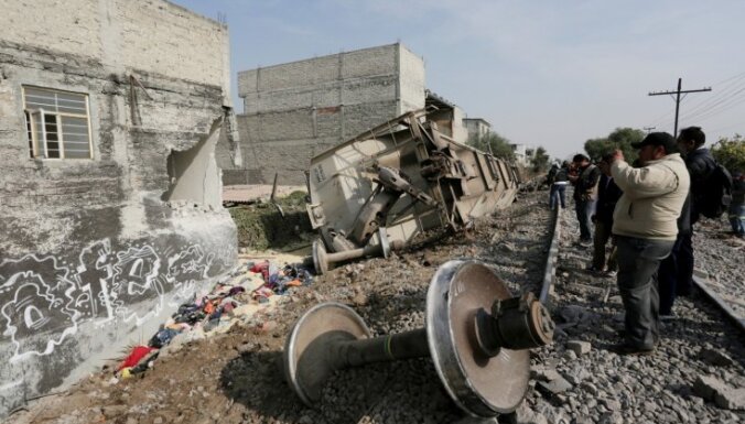 Meksikā vilciens noskrien no sliedēm un ietriecas mājā; vismaz pieci bojāgājušie