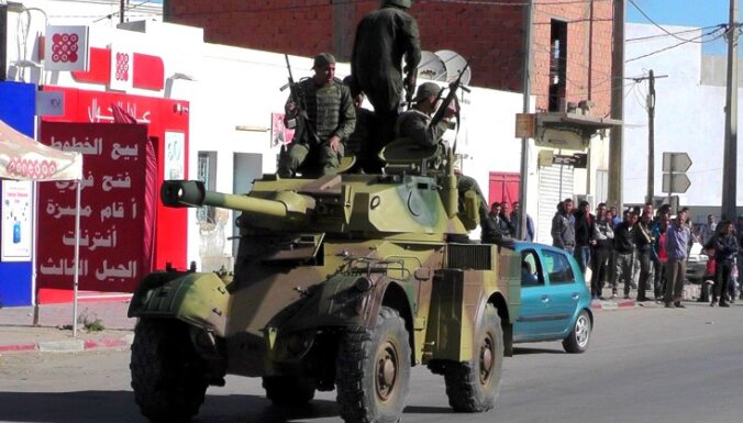 Džihādisti uzbrukumā Tunisijas armijai un policijai nogalina 45 cilvēkus