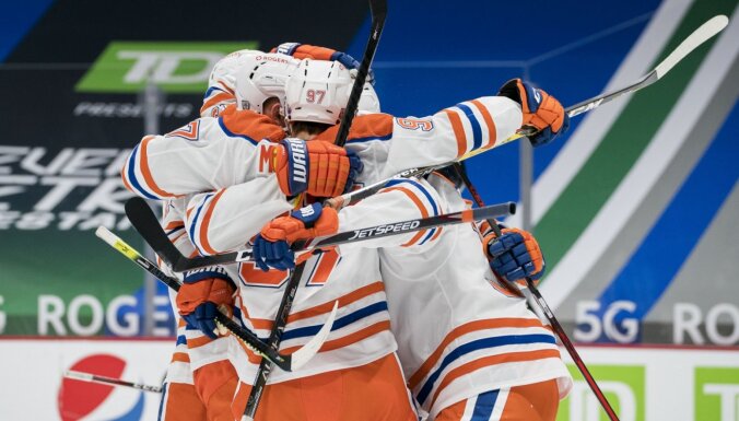 'Oilers' uzvarā pret 'Canucks' atspēlē trīs vārtu deficītu