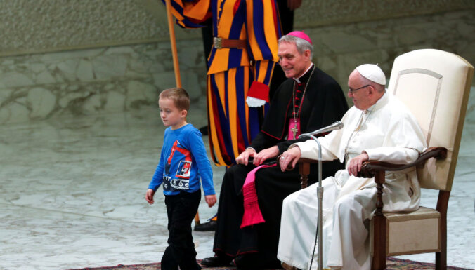 ВИДЕО: Мальчик прервал аудиенцию в Ватикане. Папа Франциск не растерялся