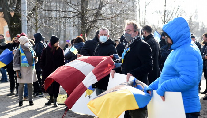ВИДЕО: несколько сотен человек собрались у посольства России в поддержку Украины