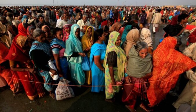 Indijā drūzmēšanās laikā gājuši bojā 64 svētceļnieki - DELFI