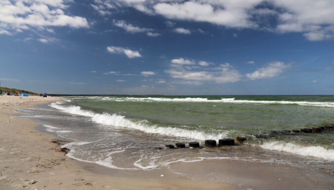 Исследование: часть пляжей Латвии стали грязнее; больше всего мусора — на Даугавгривском