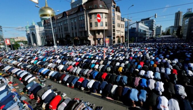 Foto: Maskavas ielās musulmaņu tūkstoši atzīmē Ramadāna beigas