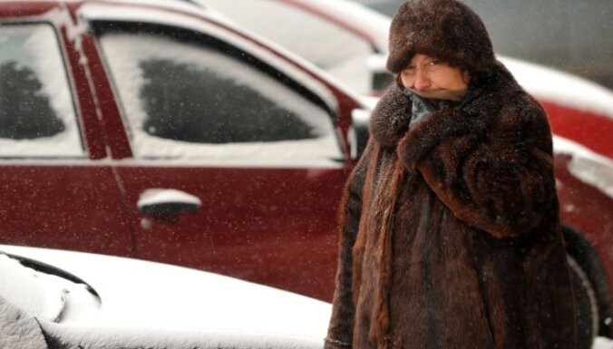 Desmitiem automašīnu sniega sanesumu dēļ iesprostotas uz ceļa Krievijā