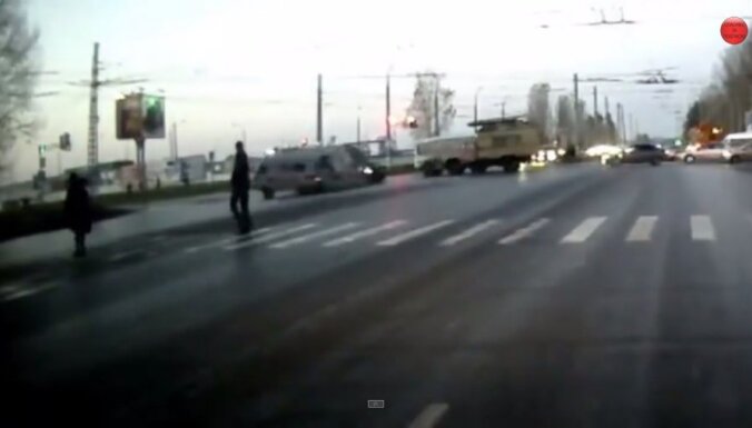 Video: Krievijā grūtniece pēc avārijas izkrīt no ātrās palīdzības mašīnas