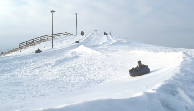 Оттепель не помеха: в Межапарке открывается рижский "Снежный парк"