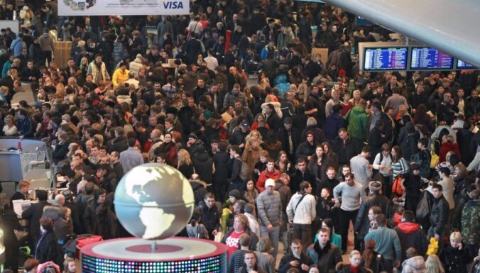 В московских аэропортах "застряли" 6500 человек