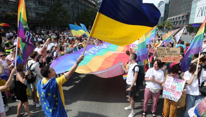 Foto: Varšavā poļi un ukraiņi apvienojas praida parādē
