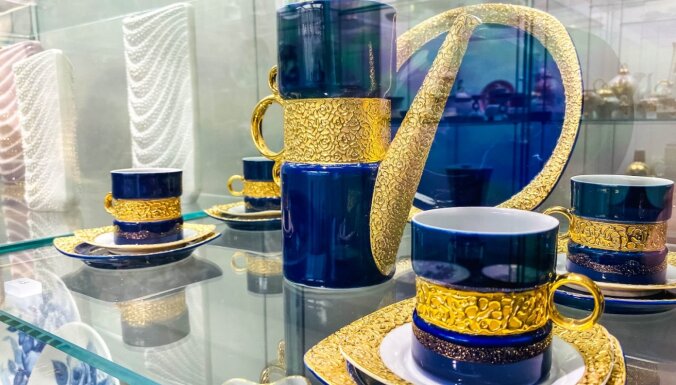 ФОТО. Старинные чашки, тарелки с идеологией и современные художники: как сейчас выглядит Рижский музей фарфора
