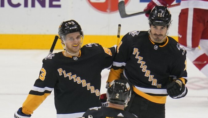'Penguins' zaudē 'Maple Leafs' un rezultativitātes sērijā esošajam Mārneram