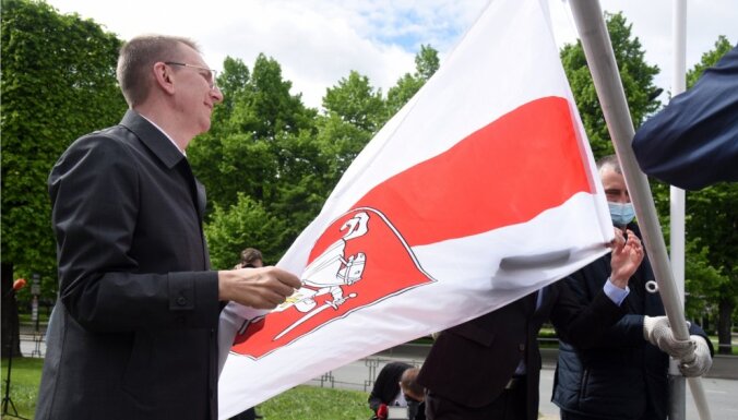 Флаг белорусской оппозиции, который Стакис и Ринкевич подняли на ЧМ по хоккею, продали за 12,6 тысяч долларов
