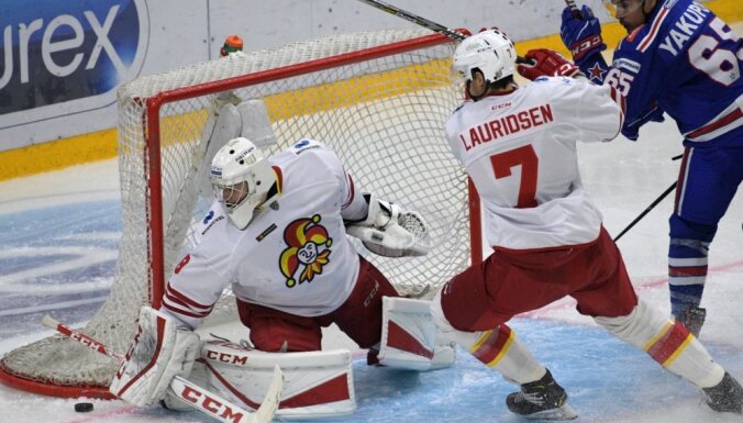 Kalniņš KHL mačā atvaira 26 metienus; Indrašim rezultatīva piespēle