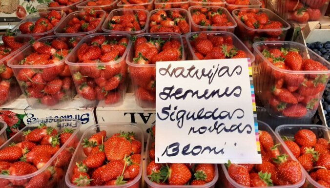 ФОТО: На Рижском центральном рынке начался сезон латвийской клубники