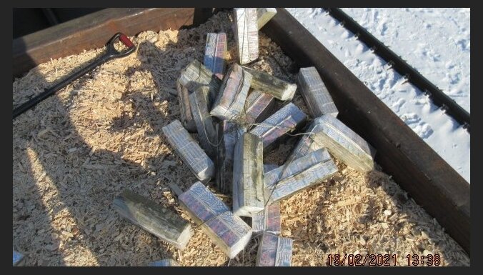 Foto: VID vagona konstrukcijās un šķeldā atrod 730 000 kontrabandas cigarešu