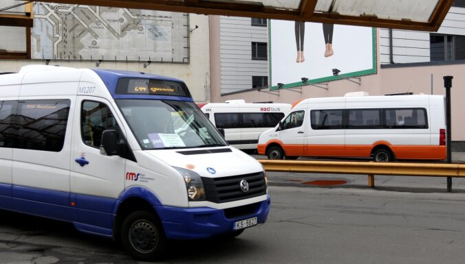 Найден микроавтобус, в котором зараженный COVID-19 пассажир добирался из аэропорта в центр Риги