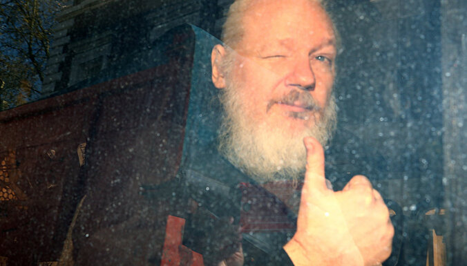 Основателя Wikileaks перевели в больничное отделение тюрьмы