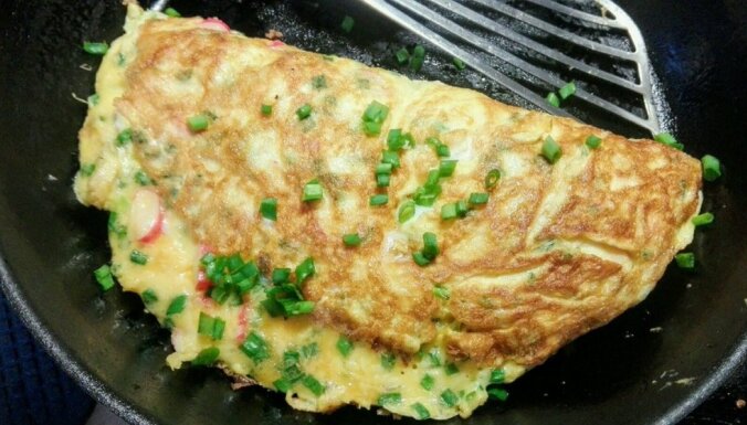 Sātīgā omlete ar krabju nūjiņām, sieru un lociņiem