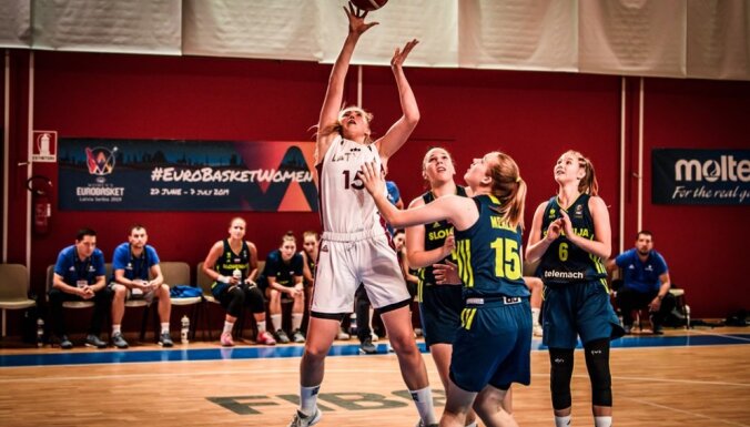 Latvijas U-18 basketbolistes Eiropas čempionāta grupu turnīrā sagrauj Slovēniju