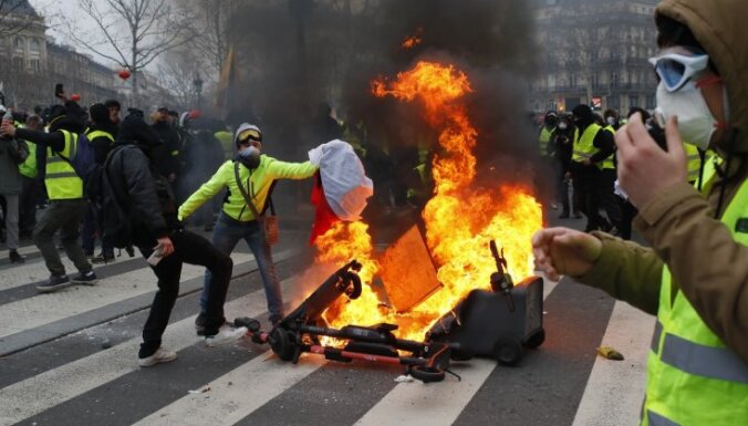 "Желтые жилеты": протесты в Париже снова начались со столкновений