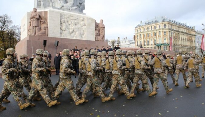 У памятника Свободы — военный парад, на Братском кладбище — возложение венков
