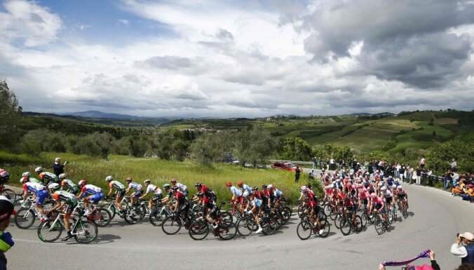 Neilands palīdz komandas biedriem iekļūt desmitniekā 'Giro d'Italia' otrajā posmā