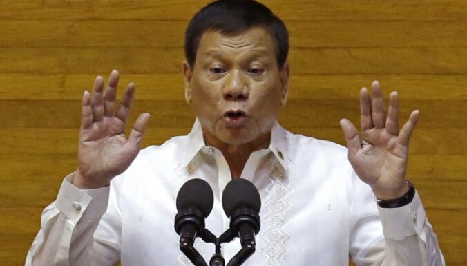 Duterte apsūdz Filipīnu pilsētas mēru narkotiku tirdzniecībā; policija mēru nošauj
