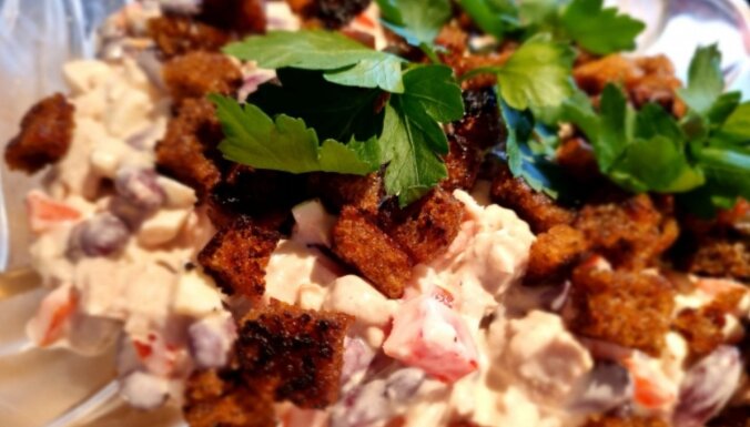 Pupiņu salāti ar vistas fileju un grauzdiņiem
