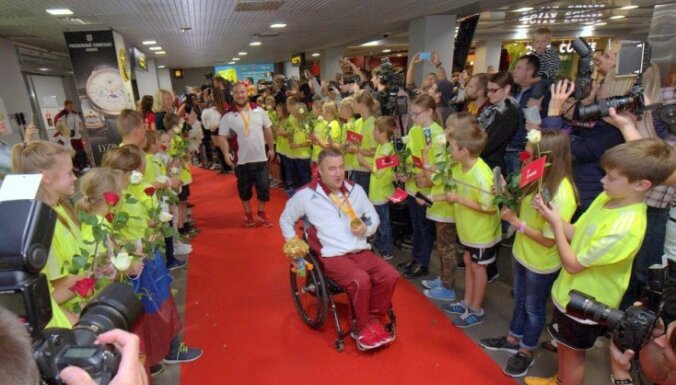 Foto: Kā zvaigznes mājās sagaidīti Latvijas paralimpieši
