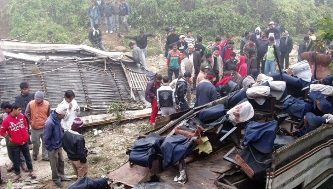 Autobusa avārijā Nepālā gājuši bojā vismaz 23 cilvēki