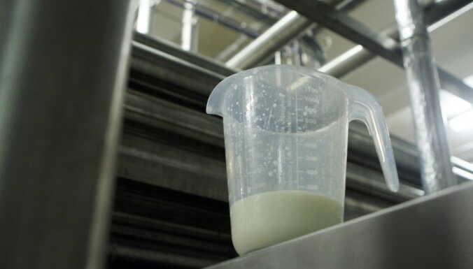 Lietuvas piena blokādes dēļ piena iepirkuma cenas Latvijā pazemināsies